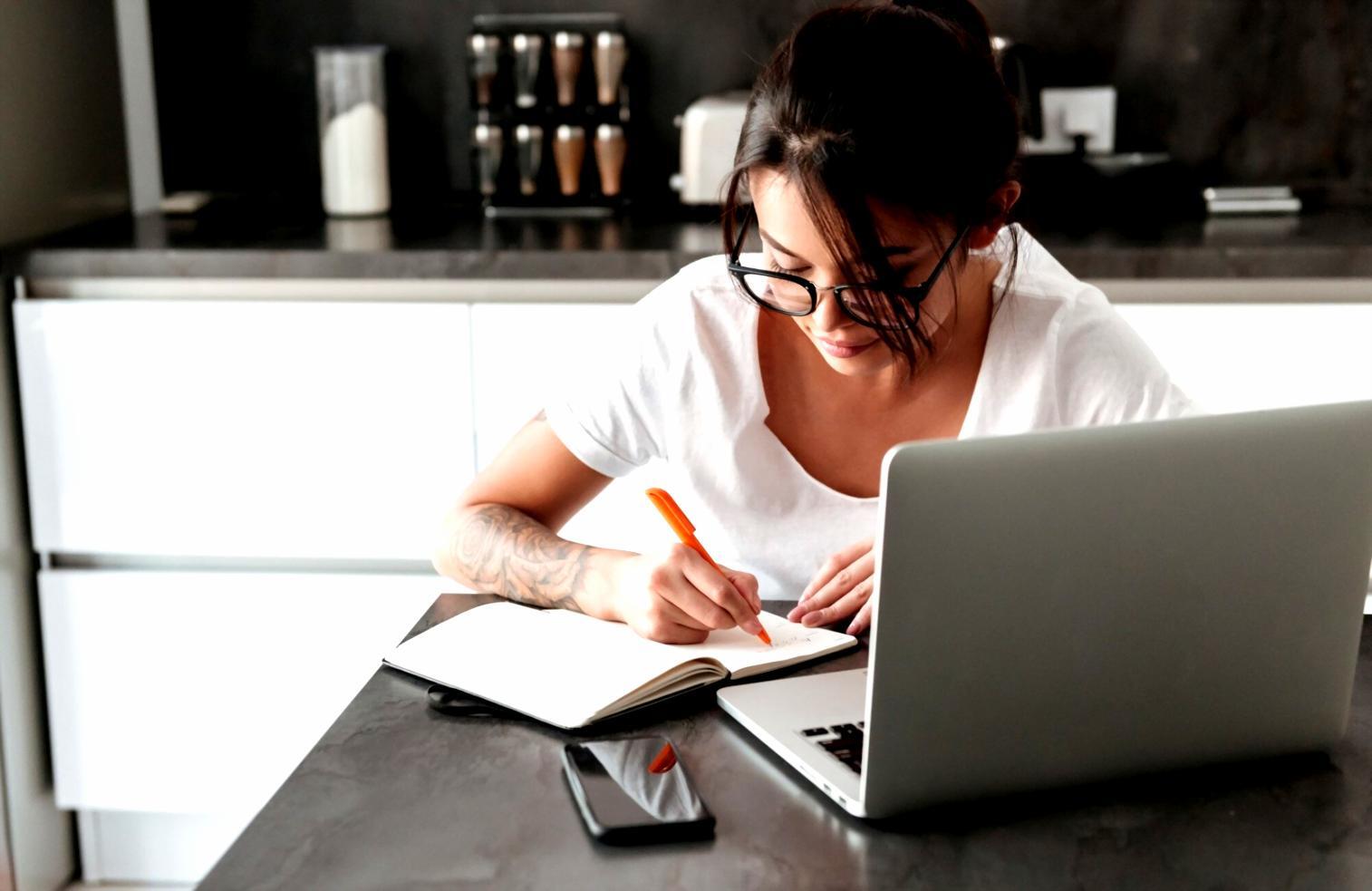 Professionelle Finanzanalyse Arbeitsplatz mit Charts und Diagrammen