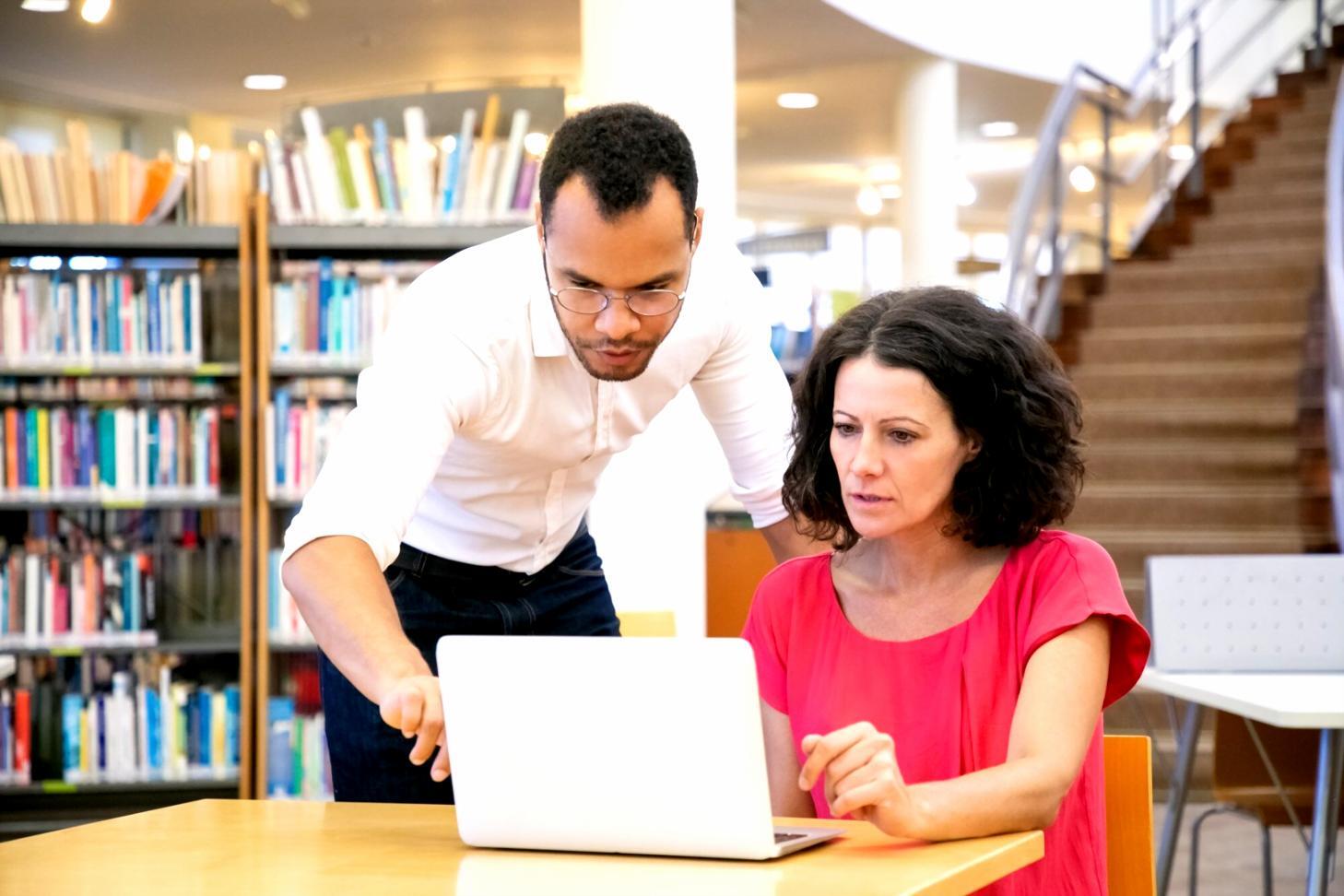 Studierende bei der Arbeit an Finanzanalyseprojekten